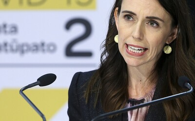 „Arogantní ko**t,“ zašeptala novozélandská premiérka v domnění, že má vypnutý mikrofon