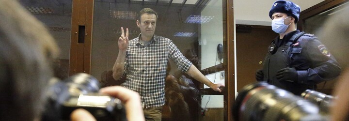 „Bili mě hodinu a půl v kuse, nechali mě viset jako maso na rožni,“ popisuje vězeň život v ruském vězení. Co tam čeká Navalného?