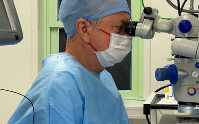 „Bionické oko bude reálné, ale zatím spadá spíše do říše sci-fi,“ říká přední oční chirurg