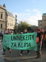 „Bojujeme za to, aby na nás nějaký svět zbyl.“ Studentstvo po celém Česku stávkovalo kvůli klimatické krizi