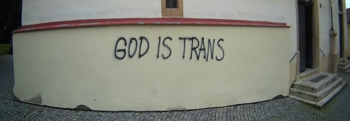 „Bůh je trans.“ Vandalové u Brna poničili nápisem kostel z 15. století