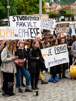 „Daně nesmí být zbraně!“ Studentstvo v Praze demonstruje proti vládnímu konsolidačnímu balíčku