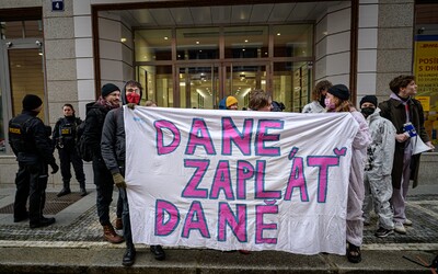 „Dane, zaplať daně.“ Aktivisté obsadili Křetínského firmu kvůli jejímu převodu do zahraničí