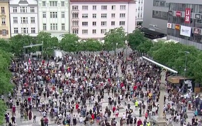 „Demisi!“ Stovky demonstrujících Ostravanů žádají odstoupení ministra Vojtěcha