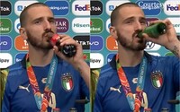 „Dnes vypiju všechno,“ prohlásil italský obránce Bonucci a na tiskové konferenci se napil piva i Coca-Coly