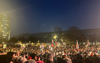 „Dosť bolo Fica,” skandujú davy na protestoch. V mestách na celom Slovensku začali demonštrácie proti vláde