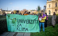 „Energii lidem, ne miliardářům,“ znělo na dnešní demonstraci za klimatickou spravedlnost
