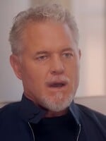 „Funkčnú mám už iba jednu ruku. Štve ma, že zomriem, keď sú moje dcéry malé.“ Herec z Euphorie prehovoril o chorobe ALS