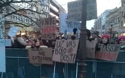 „Hanba, nechceme fašistov,“ kričali Slováci na demonštrácii proti kotlebovcom v Nitre. Situáciu riešila aj polícia