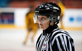 „I mě posílali k plotně. Rozhodčí musí zvládat emoce a neodcházet s brekem,“ říká hokejová sudí Patricie Vokalová (Rozhovor)