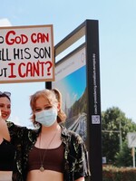 „Interrupce zachraňují životy!“ V Praze proběhla demonstrace proti zákazu interrupcí v USA