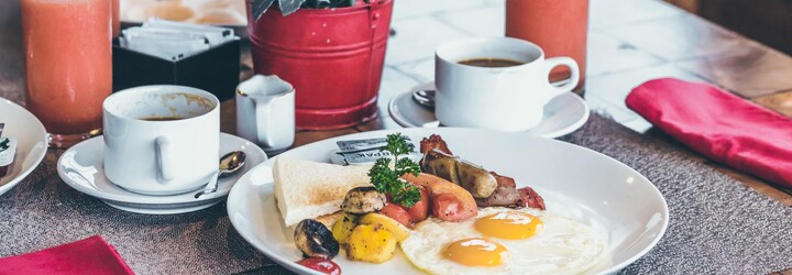 „Jak ušetřit? Nejezte snídaně.“ Americký deník si za své rady vysloužil kritiku 