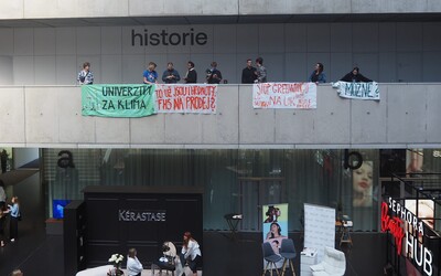 „Je to bizár.“ Studentstvo protestuje proti akci Vogue Live, která se koná na Univerzitě Karlově, kritizuje neetické praktiky