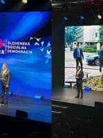 „Je to choré, prečo sa tu stretávajú?“ Handlovčania dúfajú, že sa Fico nebude vracať na miesto atentátu každý rok (reportáž)