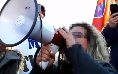 „Je to mučenie, keď chodíme v rúškach!“ Demonštranti už v Bratislave vykrikujú slogany proti opatreniam