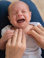 „Jenom jsem chtěla, aby přestalo plakat.“ Třesení s miminkem končí fatálně, varuje lékař