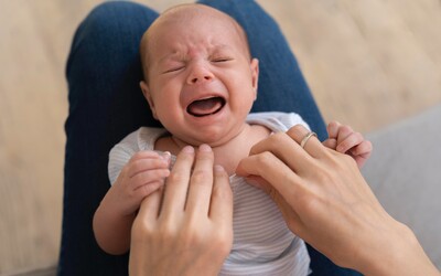 „Jenom jsem chtěla, aby přestalo plakat.“ Třesení s miminkem končí fatálně, varuje lékař