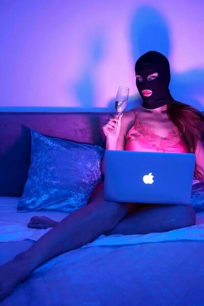 „Jsem jako terapeutka, ale nahá.“ Nový dokument ukazuje, jak vypadá realita tvůrkyň z OnlyFans