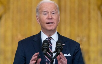 „Jsem první černošská žena v Bílém domě,“ prohlásil zmatený Biden. Odstoupit i přes kritiku odmítá