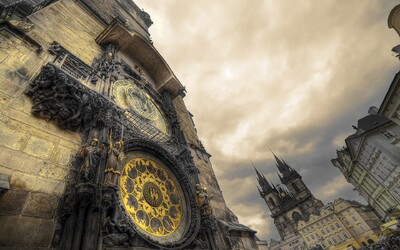 „Jsou to prostě hodiny, podobné mám doma. Češi jsou idioti.“ Jak turisté hodnotí pražský orloj?