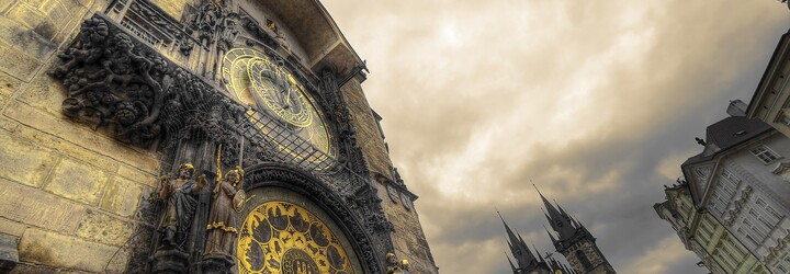 „Jsou to prostě hodiny, podobné mám doma. Češi jsou idioti.“ Jak turisté hodnotí pražský orloj?