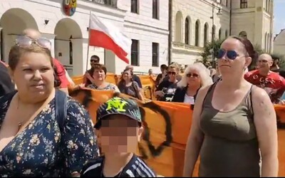 „Každý Poliak vidí, za pandémiou stoja Židia,“ hrdo skandovali antivaxeri na proteste v Poľsku. Židom nadávali aj rodiny s deťmi