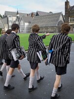 „Kdo nemá značkové hadry, je k smíchu.“ České děti se ve třídě šikanují kvůli oblečení. Změní to školní uniformy?