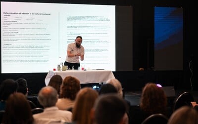 „Keď som stál prvýkrát pred triedou, úplne som zamrzol,“ tvrdí učiteľ Ivan Gábriš, ktorého Forbes zaradil do 30 pod 30