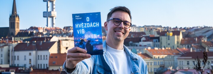 „Kluci často slýchají, že by se měli chovat víc jako zm*di,“ říká Petr Hanel. Napsal ceněný debut O hvězdách víš ho*no