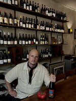 „Komunitný stôl je alfa omega tohto miesta,“ hovorí majiteľ OMA. Chcel vytvoriť miesto, kde môže hostiť ľudí