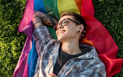 „LGBT+ lidé nejsou ideologie, ale lidé. Mají jména i přátele.“ Polská televize se emotivně omluvila v přímém přenosu 