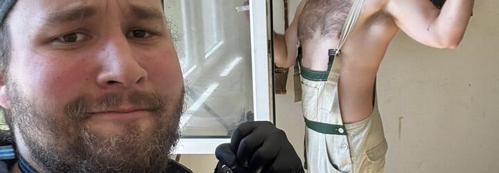„Lidi nejsou líní. Jen už nemají sílu,“ říká Martin, který pomáhá lidem z extrémního nepořádku