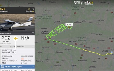 „Make Beer, Not War.“ Poľský pilot nakreslil lietadlom protivojnové heslo, lebo nesúhlasí s dianím na Ukrajine