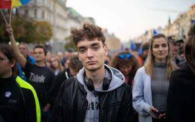 „Mám strach z budoucnosti.“ Kdo jsou mladí lidé, kteří dorazili na akci Milionu chvilek pro demokracii?