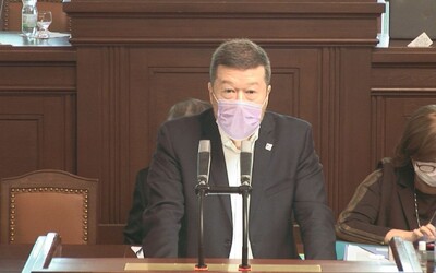 „Mám to tu ještě na dlouho,“ řekl Okamura ve Sněmovně. SPD znovu zdržuje jednání, schůze trvá již 16 hodin
