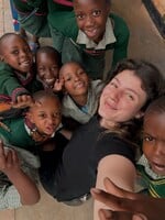 „Mnohé deti jedia iba v škôlke, doma nemajú nič.“ Dobrovoľníčka Veronika hovorí o krutom živote a mýtoch o Afrike (Rozhovor)