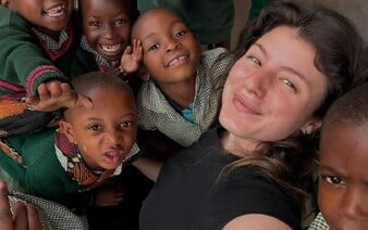 „Mnohé deti jedia iba v škôlke, doma nemajú nič.“ Dobrovoľníčka Veronika hovorí o krutom živote a mýtoch o Afrike (Rozhovor)