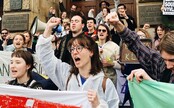 „Na mrtvé planetě není vyrovnaný státní rozpočet.“ Studenti v Praze okupují prostor před ministerstvem 