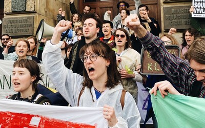 „Na mrtvé planetě není vyrovnaný státní rozpočet.“ Studenti v Praze okupují prostor před ministerstvem 