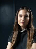 „Načúvací prístroj mi vytrhávali z uší a kopali ma do brucha len preto, že som mala sluchový hendikep,” hovorí Niki (HLBINY)