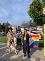 „Neberte si LGBTIQ+ lidi jako terč svých politických choutek,“ zní před slovenskou ambasádou na účet transfobní novely zákona 