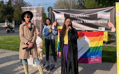 „Neberte si LGBTIQ+ lidi jako terč svých politických choutek,“ zní před slovenskou ambasádou na účet transfobní novely zákona 