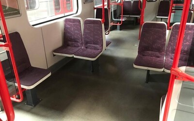 „Nejlepší místo na sezení bude ještě lepší!“ Praha začala otáčet  sedačky v metru o 90 stupňů