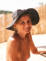 „Nejsme žádní úchylové!“ Navštívili jsme nudistickou pláž na jezeře Lhota (Reportáž)
