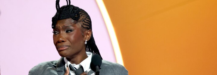 „Nemám žádnou práci, byt, děti.“ Před 5 lety Deochii dostala padáka, letos vyhrála Grammy