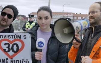 „Nepřijde mi normální, že auta zabíjí lidi.“ Byli jsme na protestu Třicítky pro Prahu (Videoreportáž)
