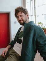 „Neslyším ptáky ani cinkání tramvaje.“ Adam dělá hudbu a vychovává syna, i když přichází o sluch