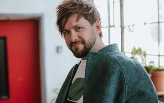 „Neslyším ptáky ani cinkání tramvaje.“ Adam dělá hudbu a vychovává syna, i když přichází o sluch