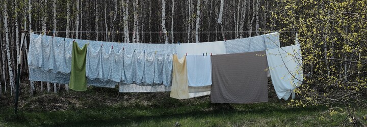 „No wash“ trend je vo svete čoraz populárnejší. Ako prať menej, ale zároveň mať oblečenie čisté a voňavé?