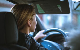 „O půlnoci mi zavolal kvůli jízdě, a pak se zeptal, jestli se nechci projet na něm.“ Posbírali jsme nejhorší zážitky z autoškoly